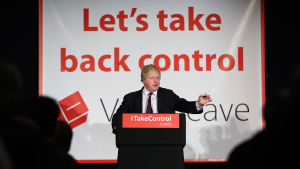 Torypolitikern Boris Johnson deltar i Vote Leave-kampanjen med Dominic Cummings berömda valslogan. Boris johnson propagerar för att Storbritannien ska lämna EU uder kampanjen år 2016 under