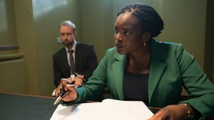 Wunmi Mosaku, rikoskomisario Vanessa Mercer. Brittiläinen draamasarja Kiri-tytön kohtalosta.
