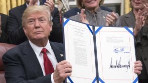 President Donald Trump undertecknade i januari 2018 en lag om att hindra införseln av opioider till USA. President Donald Trump undertecknade i januari 2018 en lag om att hundra införseln av opioider till USA.