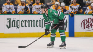 Julius Honka i Dallas Stars. Dallas Julius Honka i en match mot Nashville.