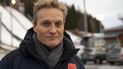 Mika Kojonkoski tittar in i kameran.