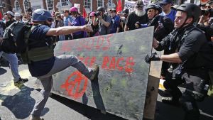 Högerextremister och nynazister angrep motdemonstranter i Charlottesville både på fredagen och lördagen. Polisen har ocks fått hård kritik för att den inte ingrep i tid Vita nationalister och nynazister drabbar samman med motdemonstranter i Charlottesville, Virginia, i USA den 12 augusti.