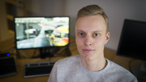 Kristian Joutsenvuori tränar e-idrottare i Vasa. En ung man med kort ljust hår. I bakgrunden syns en datorskärm.