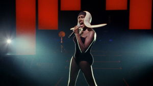 Grace Jones: Bloodlight and Bami nähdään Teemalla joulukuussa. Grace Jones lavalla. Kuva dokumenttielokuvasta Grace Jones: Bloodlight and Bami.