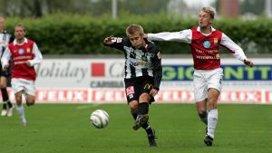 Jani Virtanen (TPS) försöker komma undan MyPa:s Toni Huttunen. Jani Virtanen smiter undan Toni Huttunen i fotbollsligan 2005.