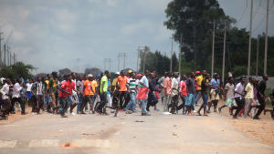 Demonstranter blockerar en väg i förorten Epworth utanför Harare under strejkerna och protesterna mot högre bränslepriser. 
