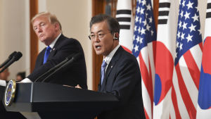 USA:s president Donald Trump och Sydkoreas president Moon Jae-In är oense om hur man kan minska spänningen med Nordkorea USA.s president Donald Trump och hans sydkoreanska kollega Moon Jae-in är överens ok att man måste motverka Nordkorea men de är inte helt överens om metoderna