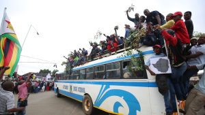 Människor samlas i Harare för massdemonstrationer mot Robert Mugabe 18.11.2017.