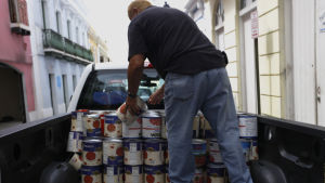 En man i Puerto Rico hamstrar konserver inför Irma En man hamstrar konserver inför orkanen Irma