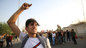 Fattigdom och arbetslöshet väcker utbredd ilska i södra Irak. Demonstranter utanför regeringsbyggnaden i Basra