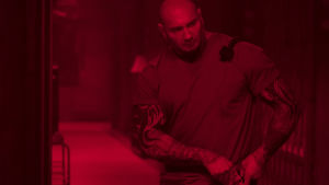 Ingen rädder för vargen här. Everest (Dave Bautista) är beredd att möta vilka faror som helst för att skydda Sköterskan. Muskelknutten Everst beredd att möta farorna i en tom korridor.