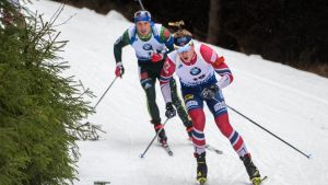 Johannes Bö och Simon Schempp kan ta OS-medaljer på lördag. Simon Schempp och Johannes Bö i spåret.
