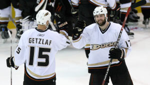 Ryan Getzlaf och Dustin Penner firar ett mål i maj 2007. Teemu Selänne avgjorde slutspelsmatchen mot Detroit med ett snyggt förlängningsmål. Ryan Getzlaf och Dustin Penner firar ett mål i maj 2007. Teemu Selänne avgjorde slutspelsmatchen mot Detroit med ett snyggt förlängningsmål.