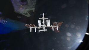 ISS som har en internationell besättning kretsar i omloppsbana kring jorden Bild som publicerats 20.5.2011 och som tagits av en besättningsmedlem ombord på rymdskytteln Endeavour.