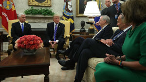 Demokraterna Nancy Pelosi och Chuck Schumer (till höger) träffade Donlad Trump i Vita huset tillsammans med vicepresident Mike Pence och senatens republikanske ledare Mitch McConnell. Demokraterna Nancy Pelosi och Chuck Schumer (till höger) träffade Donlad Trump i Vita huset tillsammans med vicepresident Mike Pence och senatens republikanske ledare Mitch McConnell.
