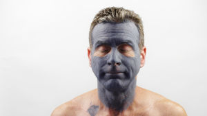 Föräldrar, blunda inte för era barns hudproblem! en medelålders man med en ansiktsmask av lera. Skönhetsbehandling.