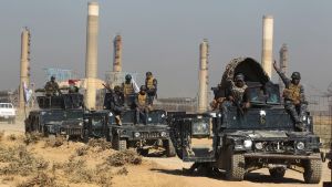 Irakiska styrkor kör igenom ett oljefält på väg mot Kirkuk 16.10.2017. Irakiska styrkor kör igenom ett oljefält på väg mot Kirkuk 16.10.2017.