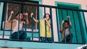 tre barn på en balkong ur filmen the florida project