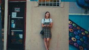 Lady Bird heter egentligen Christina - men det försöker hon få alla att glömma. Lady Bird står lutad mot en vägg.