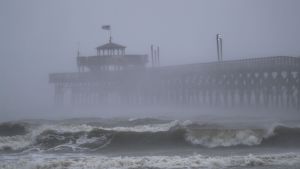 Vågorna som Florence, och Mangkhut, är kapabla till uppskattas vara upp till 6 meter höga. Då orkanen slog till mot North Myrtle Beach på fredagsmorgonen var det redan flera meter höga vågor. Orkanen Florence nådde North Carolina på fredagsmorgonen.
