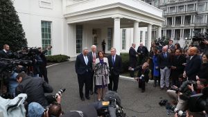 Nancy Pelosi, Steny Hoyer, Charles Scumer och Dick Durbin talar efter ett möte med president Donald Trump. Nancy Pelosi, Steny Hoyer, Charles Scumer och Dick Durbin talar efter ett möte med president Donald Trump.