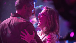När det slår gnistor. Julianne Moore och John Turturro gör fina rollprestationer. Igen. Gloria Bell dansar med sin nyvunna kärlek.