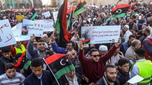 Libyer demonstrerar i Tripoli mot krigsherren Khalifa Haftar den 12 april 2019. Libyer demonstrerar i Tripoli mot krigsherren Khalifa Haftar den 12 april 2019.