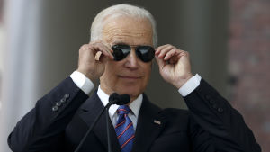 Den varmhjärtade mentorn, vicepresidenten som beställde ostbiff och badvakten som konfronterade “Cornpop” är några några av berättelserna invånarna i Delaware har om Joe Biden. Biden tar på sina solglasögon vid en tillställning på Harvard.
