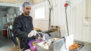 För tillfället sysselsätter falafelproduktionen tre personer. Fritering av falafel.