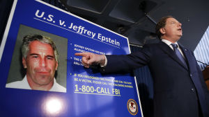 Åklagaren visar upp officiell brottslingsbild av Jeffrey Epstein. Åklagaren visar upp officiell brottslingsbild av Jeffrey Epstein.