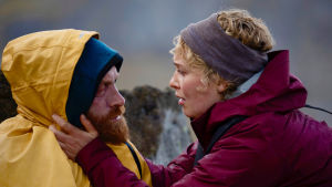 Kristofer Hivju och Rebekka Nystabakk står och håller om varandra.