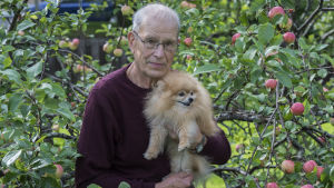 Seppo Tuomo och hans hund Mikko Seppo Tuomo donerade sin konstsamling till Ateneum