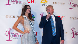 Donald Trump med Miss Universum Paulina Vega från Colombia år 2015. Donald Trump köpte upp Miss Universum.