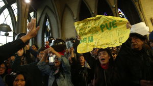 Demonstration mot biskop Juan Barros 2015. Människor demonstrerar mot val av biskop i Chile 2015.