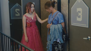 Lady Birdin pääosanäytelijä Saoirse Ronan kannattaa painaa mieleen. Lady Birdissä seurataan tyttären ja äidin yhteenottoa.