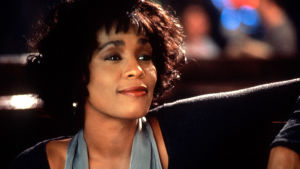Med drömmande blick. Whitney Houston i The Bodyguard 1992. Whitney Houston i filmen The Bodyguard.