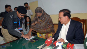 Provinsen Punjabs guvernör Salman Taseer mördades år 2011 efter att ha försvarat Asia Bibi (till vänster) Provinsen Punjabs guvernör Salman Taseer mördades år 2011 efter att ha försvarat Asia Bibi (till vänster)