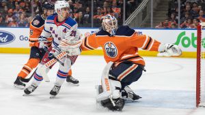 Mikko Koskinen är Edmontons förstamålvakt. Mikko Koskinen fredar sitt mål mot New York Rangers.