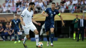Tim Sparv stod för en gedigen insats på mittfältet mot Bosnien. Tim Sparv och Edin Dzeko i matchen mellan Finland och Bosnien 2019.