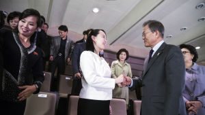 Kim Jong-Uns syster Kim Yo-Jong gjorde stort intryck på sydkoreaner. Här skakar hon hand med Sydkoreas president Moon Jae-In Kim Jong-Uns syster Kim Yo-Jong gjorde stort intryck på sydkoreaner. Här skakar hon hand med Sydkoreas president Moon Jae-In