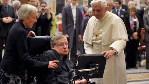 Stephen Hawking träffar påven i Vatikanen på konferensen Pontifical Academy of Science hösten 2008. Stephen Hawking med påven