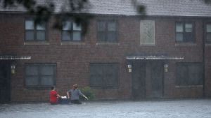 Folk försöker rädda sina ägodelar från sina hem och vadar genom vattenmassorna på en gata i New Bern i North Carolina i samband med orkanen Florence.