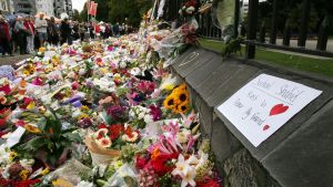 En av flera minnesplatser i Christchurch. Ett berg av blomster vid en av minnesplatserna i Chrischurch.