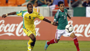 Moore jagar Javier Aquino från Mexico i en landskamp 2012. Walter Moore jagar Javier Aquino i en träningsmatch.