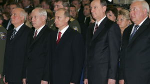 Rysslands president Vladimir Putin tillsammans med en rad ryska högt uppsatta säkerhetsledare, bland annat FSO-ledaren Yevgeny Murov längst till höger. En gruppbild på Vladminir Putin och fyra högt uppsatta säkerhetsledare.