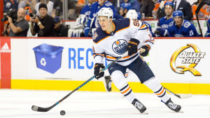 Puljujärvi har gjort 37 poäng på 139 matcher för Edmonton Oilers. Jesse Puljujärvi mot Vancouver Canucks.