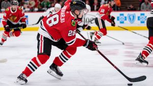 Henri Jokiharju inledde säsongen imponerande. Henri Jokiharju spelar för Chicago Blackhawks.