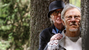 Youth: Michael Caine ja Harvey Keitel. Michael Caine ja Harvey Keitel kurkkivat puun takaa. Kuva elokuvasta Youth.