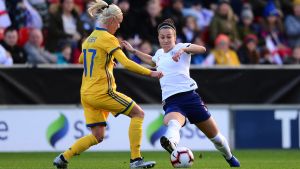 Caroline Seger och Luzy Bronce vill föra sina länder till en ny VM-medalj. Lucy Bronze kämpar om bollen mot Caroline Seger.