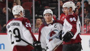 Nathan MacKinnon, Gabriel Landeskog och Mikko Rantanen firar. Nathan MacKinnon; Gabriel Landeskog och Mikko Rantanen firar.